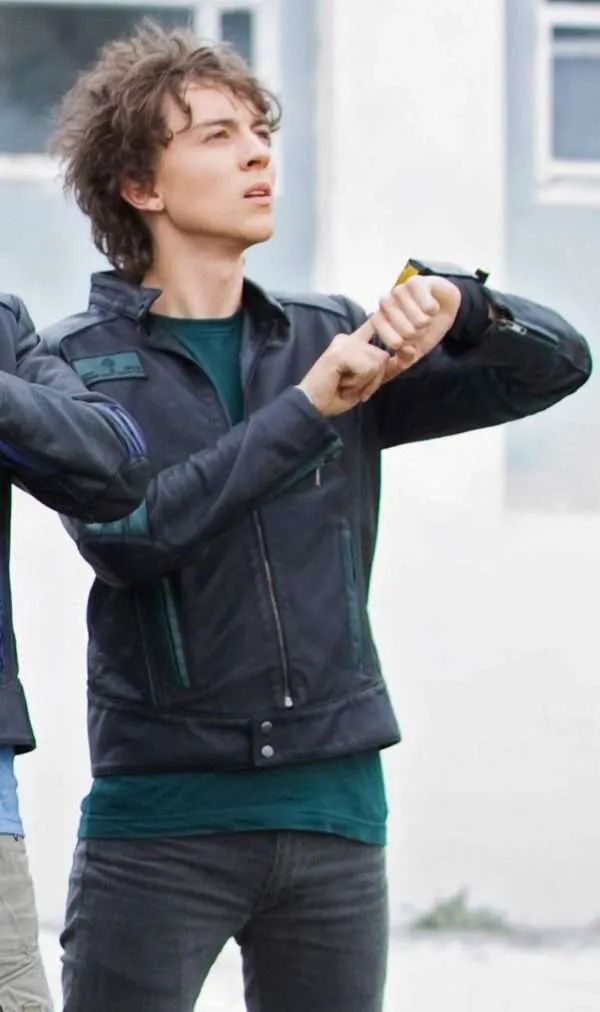 Too Much Megan Stalter Blauer Wollmantel