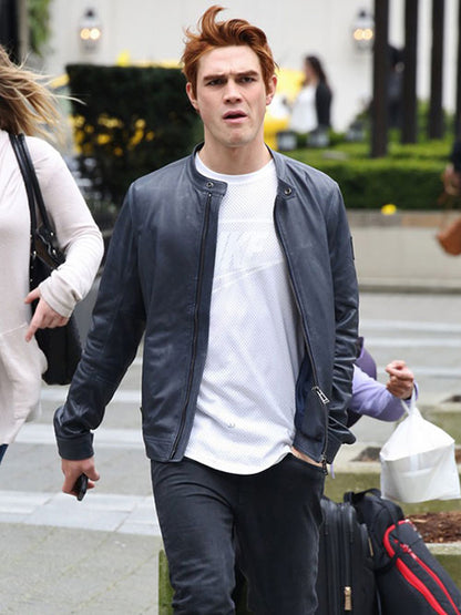 KJ Apa Dunkelblaue Lederjacke 