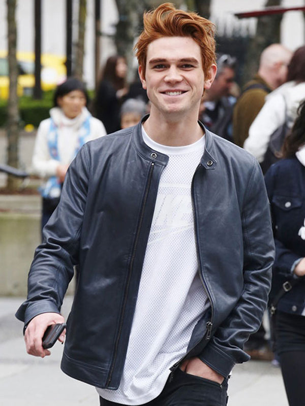 KJ Apa Dunkelblaue Lederjacke 