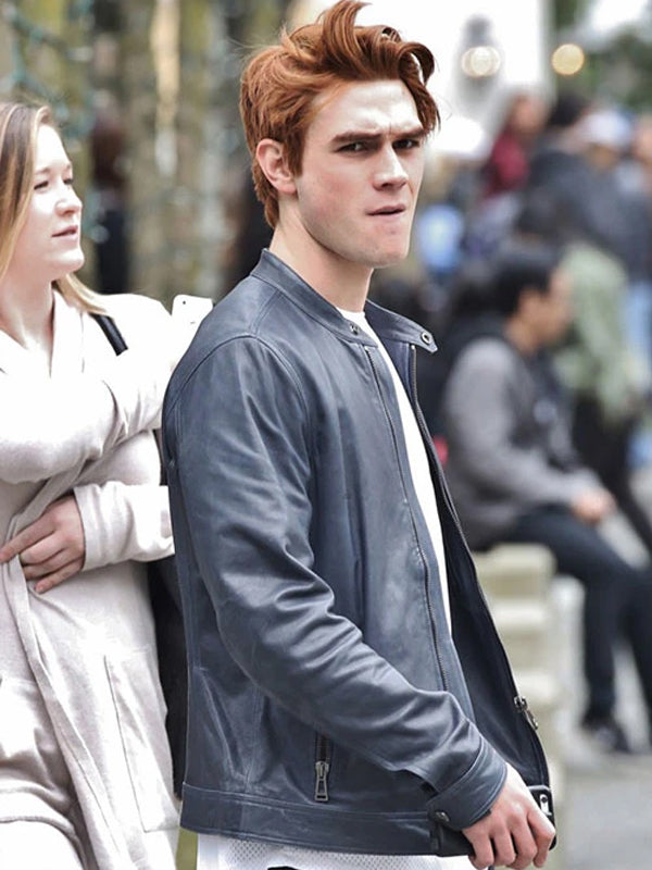 KJ Apa Dunkelblaue Lederjacke 